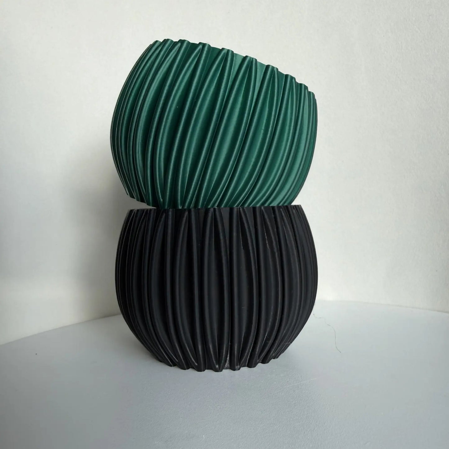 Doniczka do kwiatów z otworem drenażowym i pasującą podstawką